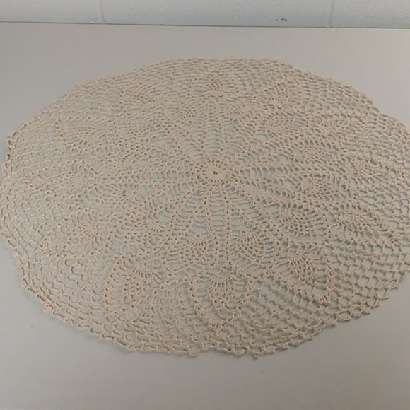 VINTAGE LARGE 23" CROCHET TABLE SCAPE CENTER PIECE GRANNYCORE, BOHO, HANDCRAFTED - Picture 2 of 9